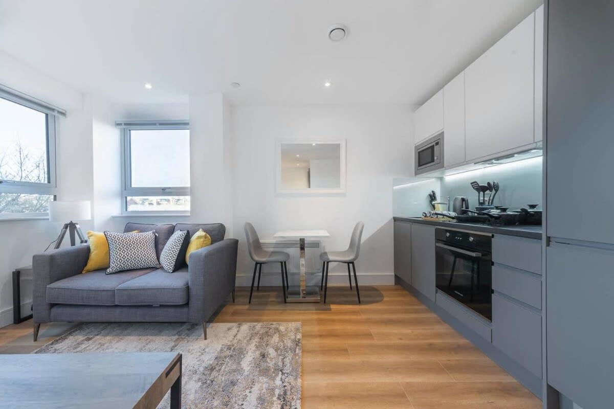 Modern Studio Apartment In East Grinstead Eksteriør billede