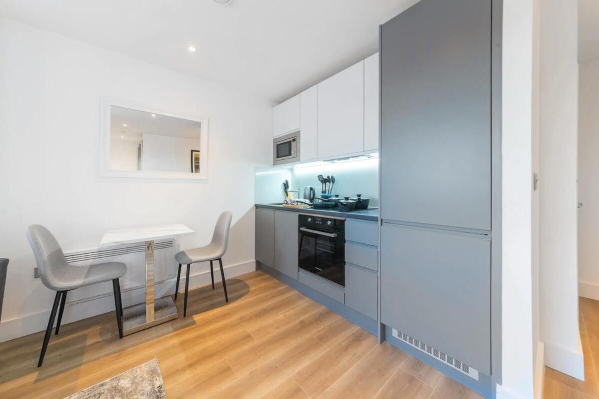 Modern Studio Apartment In East Grinstead Eksteriør billede
