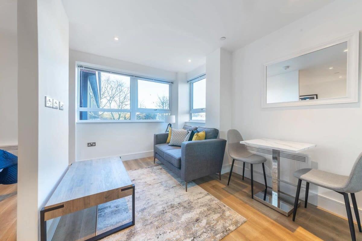 Modern Studio Apartment In East Grinstead Eksteriør billede