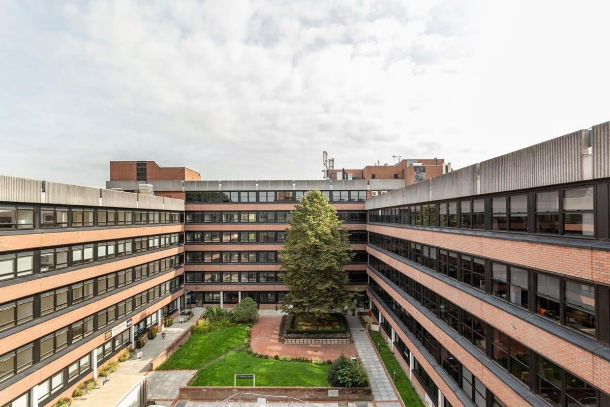 Modern Studio Apartment In East Grinstead Eksteriør billede